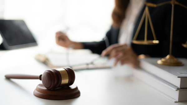 Les astuces incontournables pour trouver un avocat spécialisé